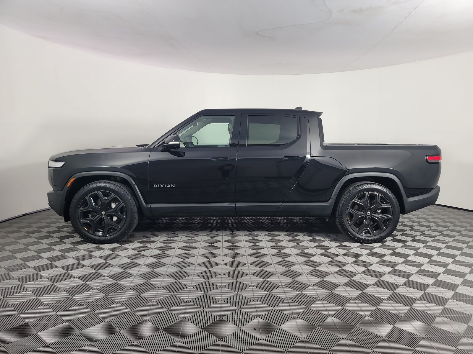 Used 2024 Rivian R1T Adventure Dual AWD/4WD image 2