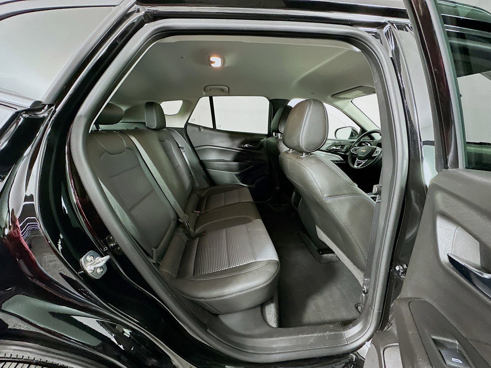 Used 2025 Chevrolet Trax LT w/ LT Convenience Package FWD image 27