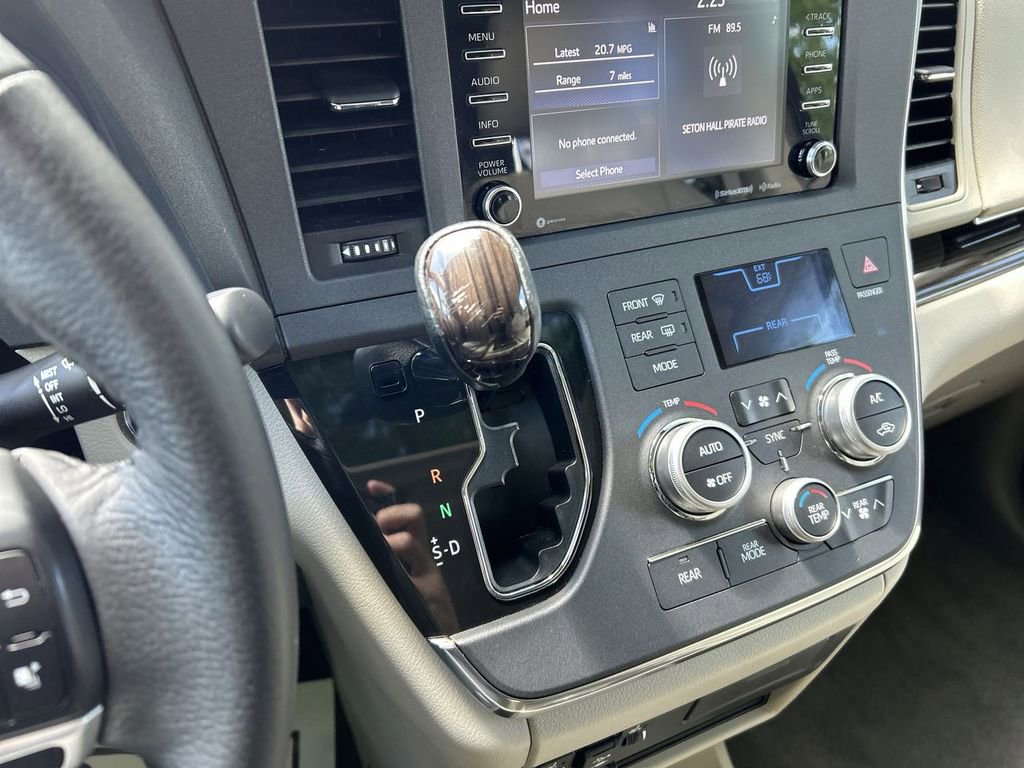 Used 2018 Toyota Sienna XLE FWD image 22