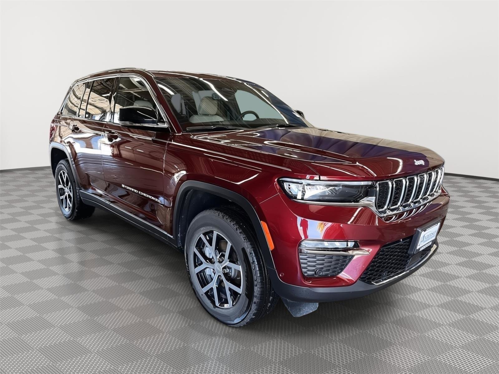 Used 2025 Jeep Grand Cherokee Limited w/ Luxury Tech Group II AWD/4WD image 3