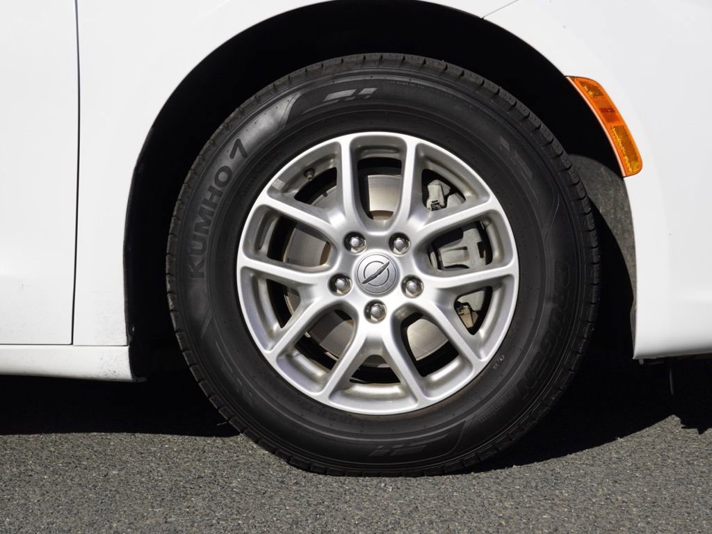 Used 2022 Chrysler Pacifica Touring-L image 11