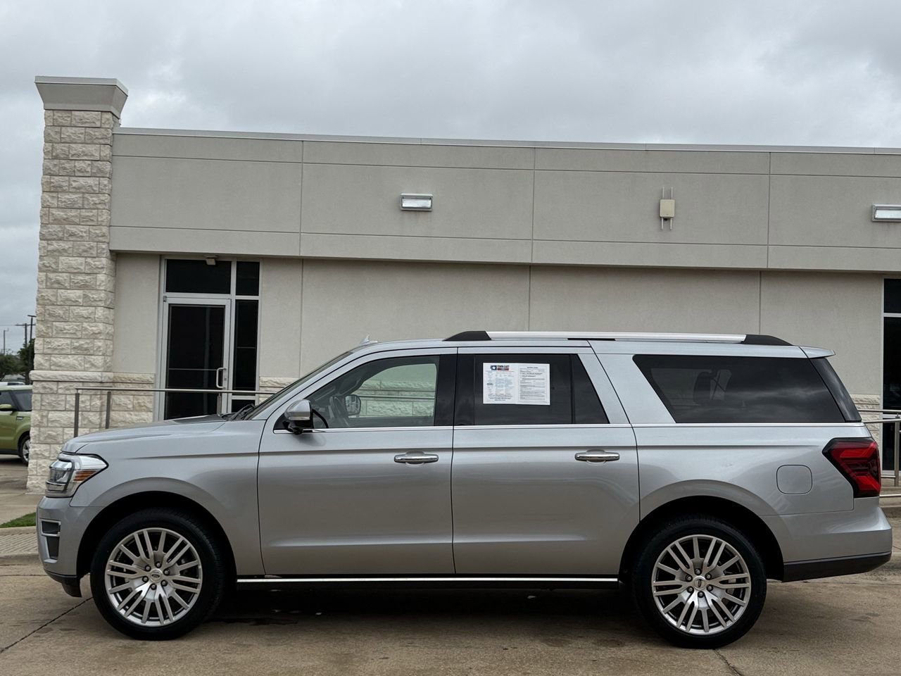Used 2023 Ford Expedition Max Limited image 3