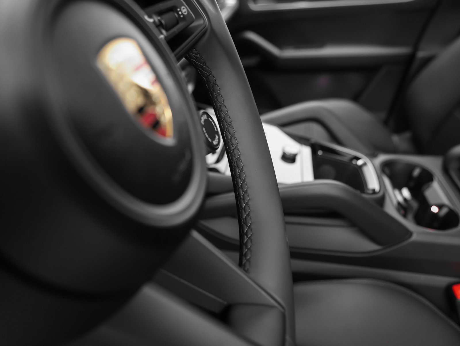 Used 2025 Porsche Cayenne image 32