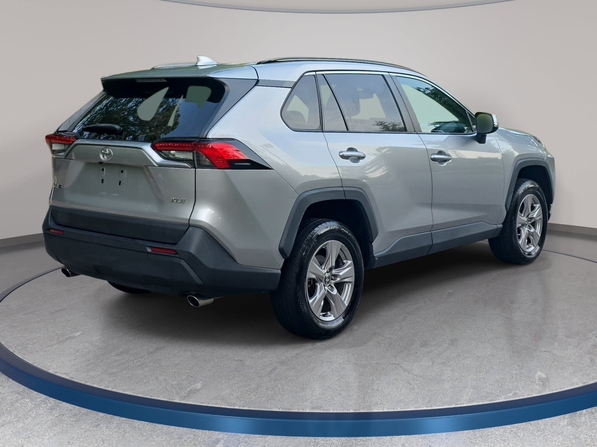 Used 2022 Toyota RAV4 XLE w/ Convenience Package FWD image 5