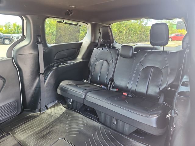 Used 2022 Chrysler Pacifica Touring-L w/ S Appearance Package FWD image 9