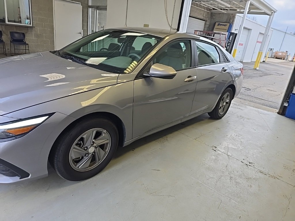 Used 2025 Hyundai Elantra SE image 2