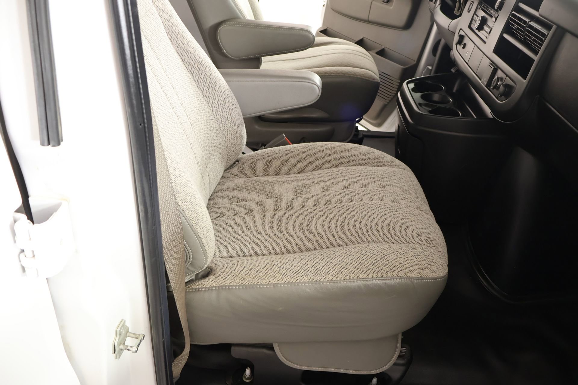 Used 2017 Chevrolet Express 2500 RWD image 10