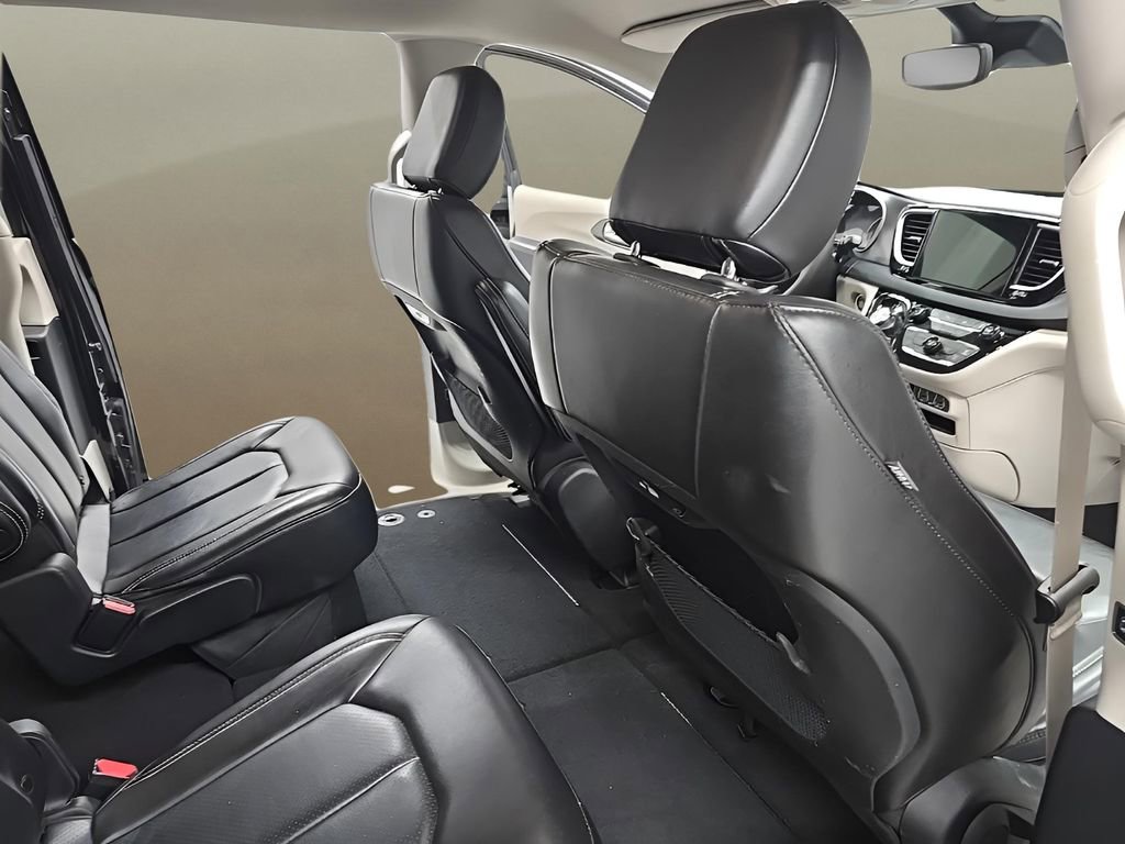 Used 2023 Chrysler Pacifica Touring-L image 18