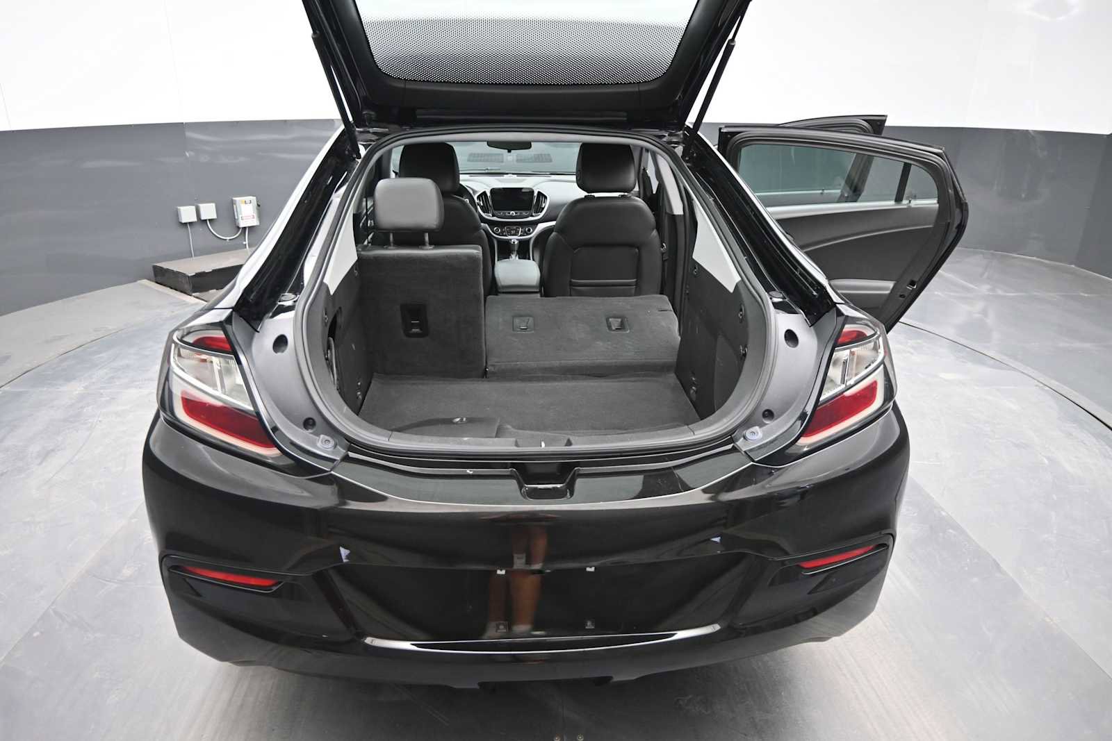 Used 2018 Chevrolet Volt LT w/ Comfort Package FWD image 14