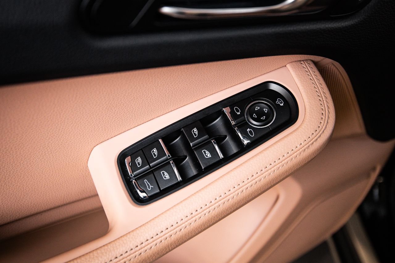 Certified 2023 Porsche Macan AWD/4WD image 22