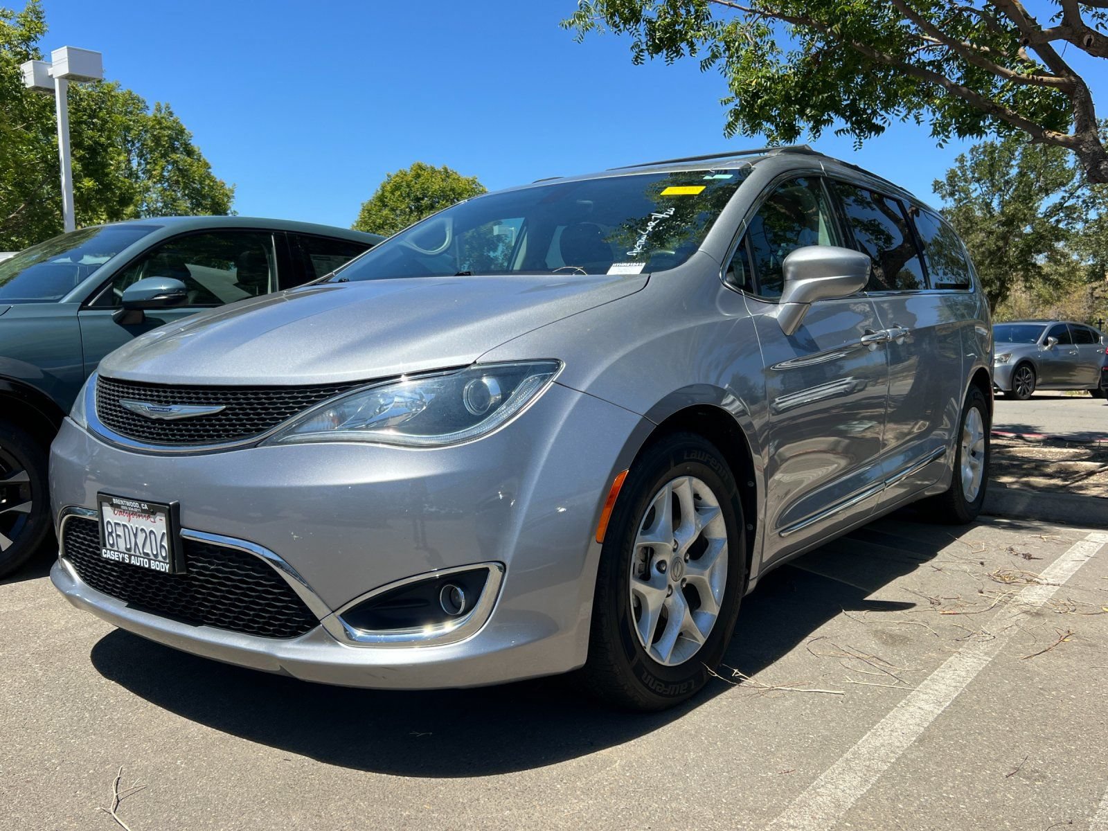 Used 2017 Chrysler Pacifica Touring-L w/ Tire & Wheel Group FWD image 2