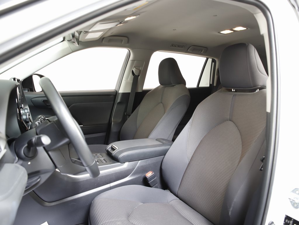 Used 2024 Toyota Highlander LE image 23