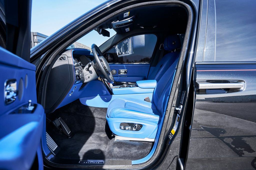 Used 2021 Rolls-Royce Cullinan Black Badge image 36