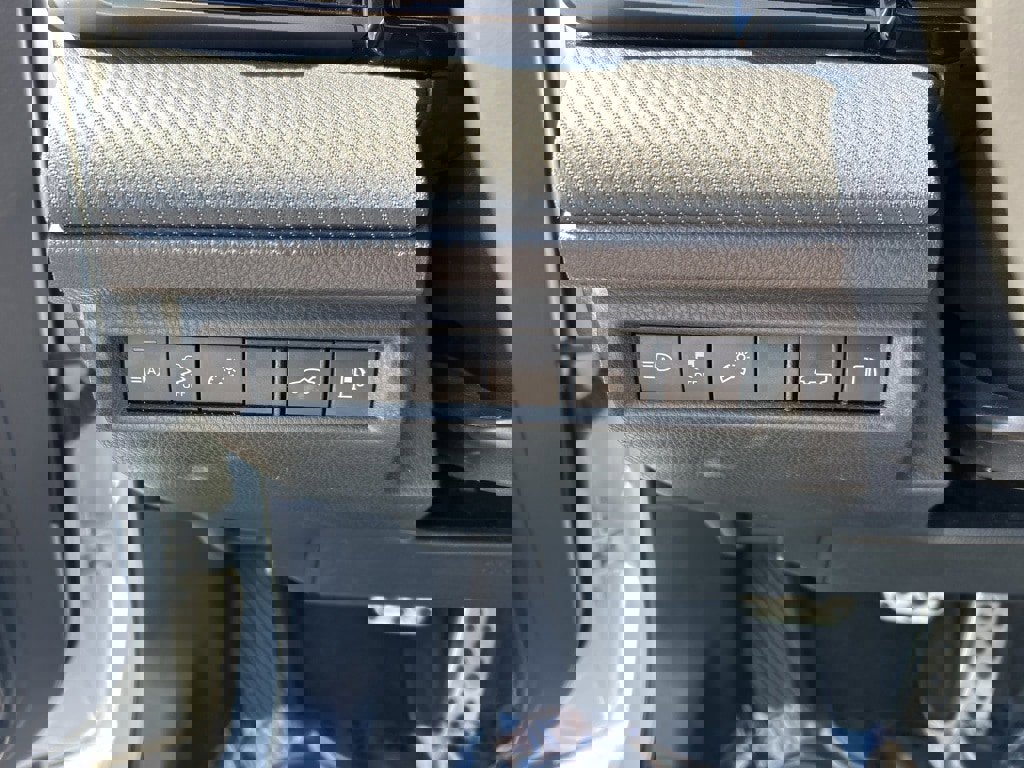 Used 2025 Toyota Camry SE image 6