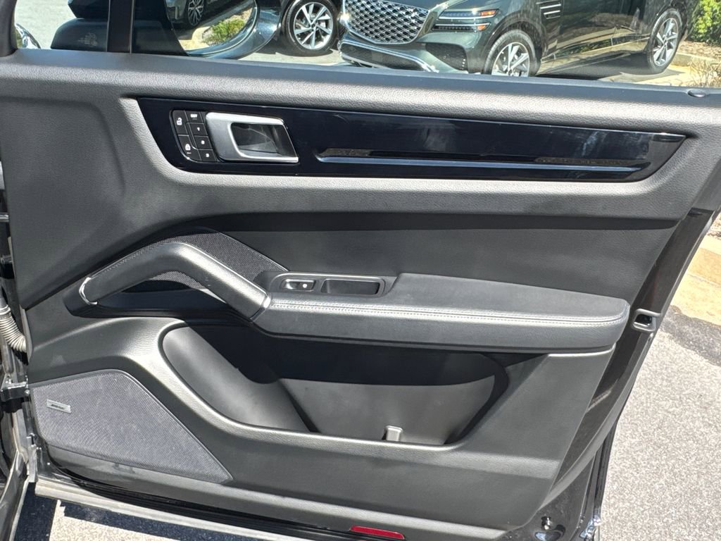 Used 2022 Porsche Cayenne Base image 14