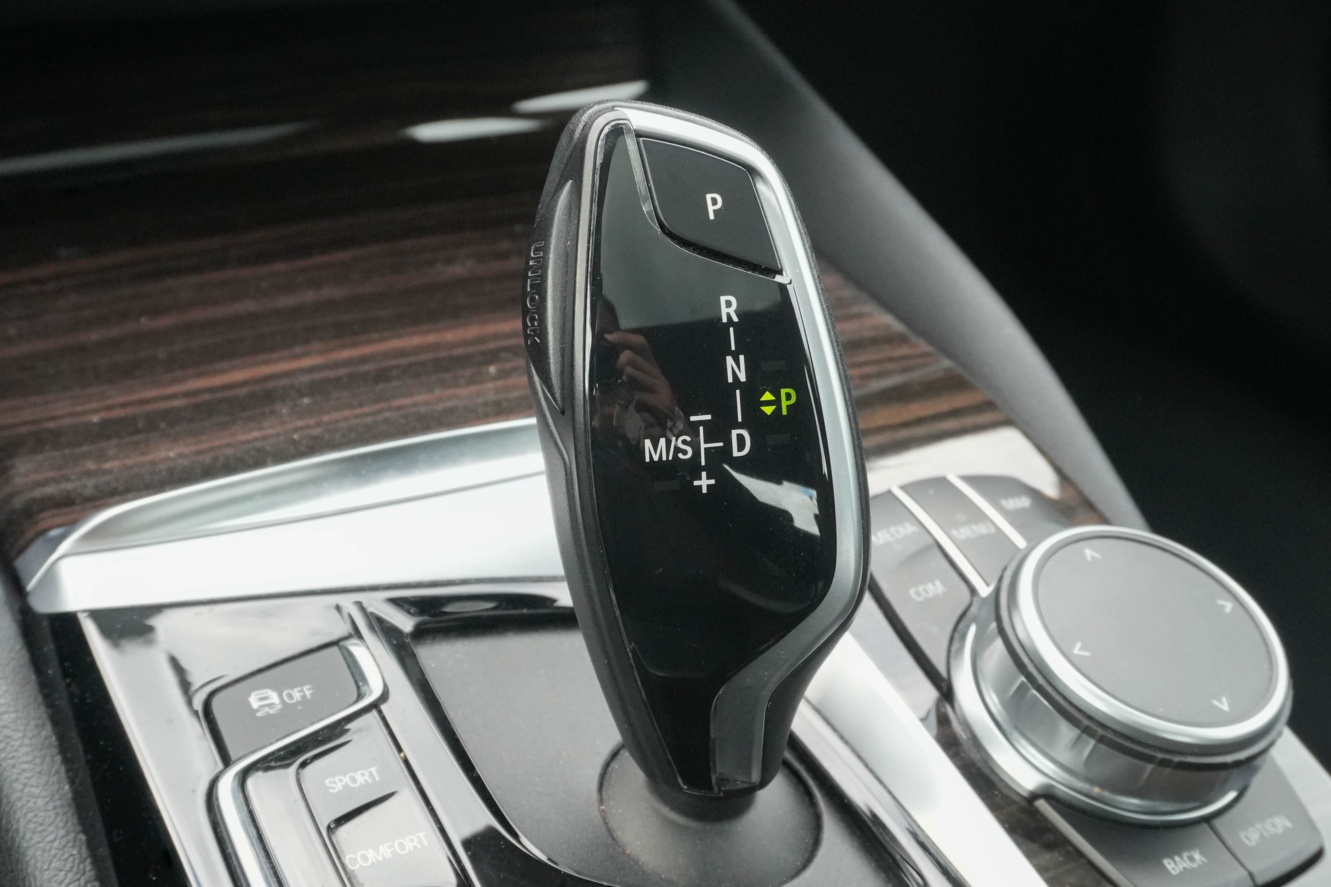 Used 2020 BMW 530i w/ Convenience Package RWD image 27
