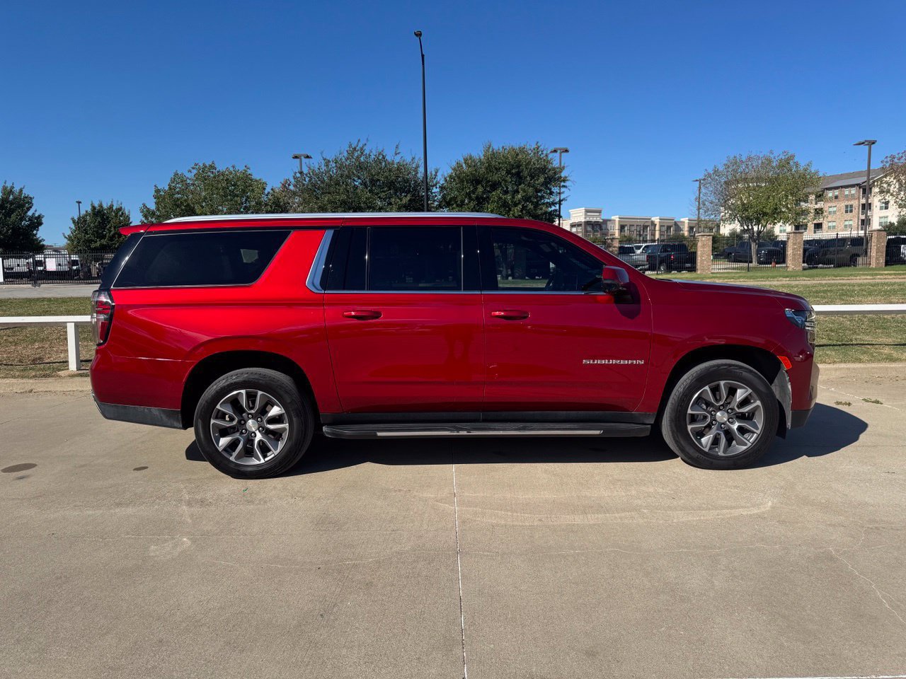 Used 2024 Chevrolet Suburban LT w/ Luxury Package AWD/4WD image 3
