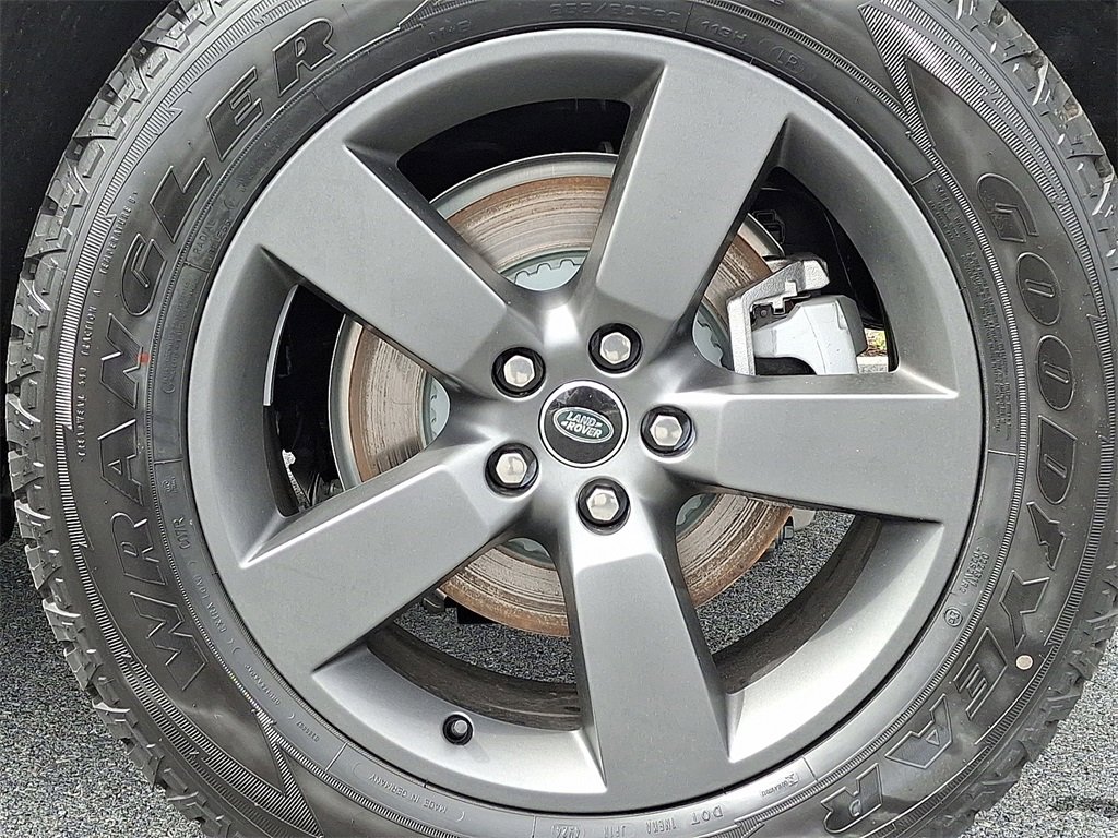 New 2025 Land Rover Defender 110 S image 5