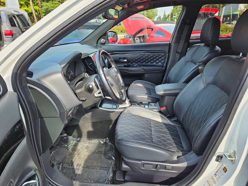 Used 2021 Mitsubishi Outlander 4WD Plug-In Hybrid image 17