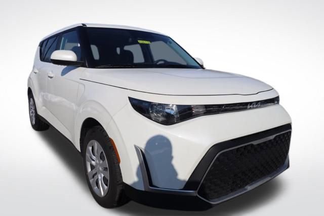 Used 2025 Kia Soul LX image 2
