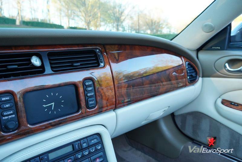 Used 2003 Jaguar XK8 Convertible image 25