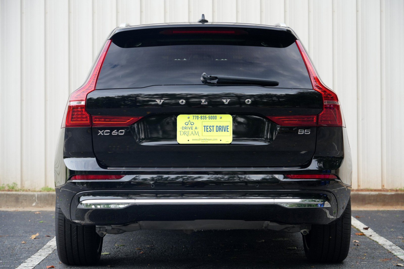Used 2023 Volvo XC60 B5 Ultimate w/ Climate Package FWD image 11