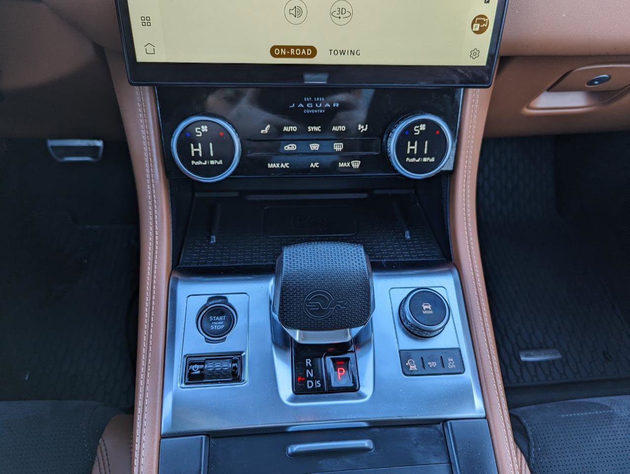 Used 2023 Jaguar F-PACE SVR image 26