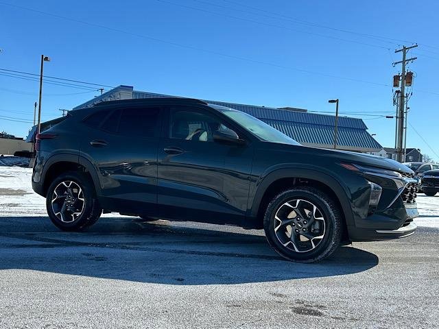 Used 2025 Chevrolet Trax LT w/ Sunroof Package image 8