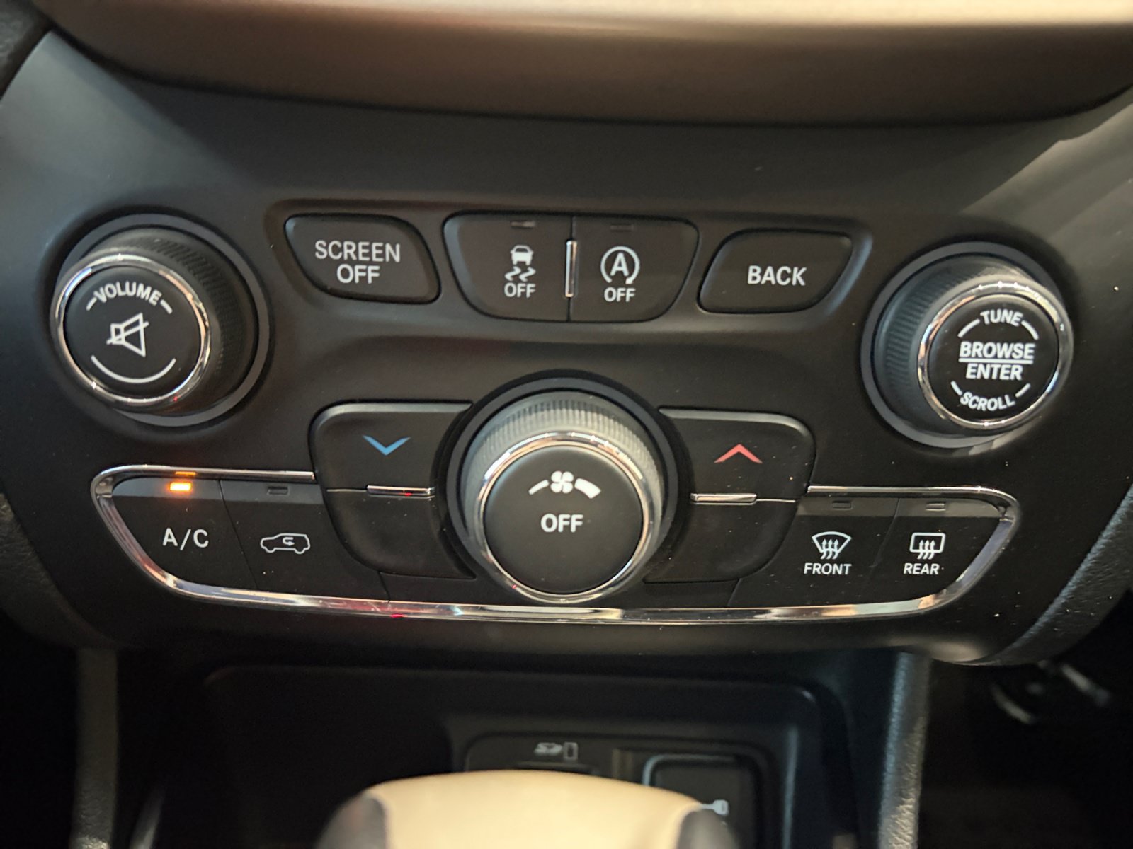 Used 2015 Jeep Cherokee Latitude FWD image 24