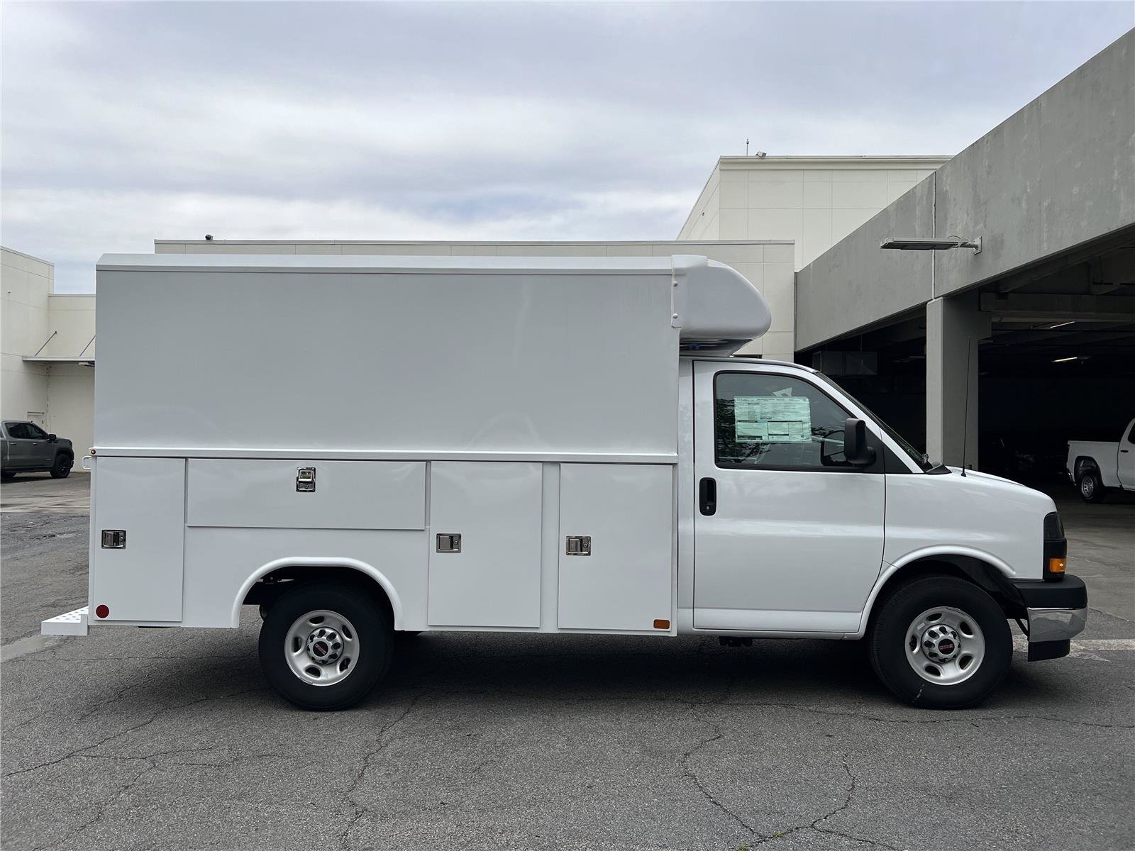 New 2025 GMC Savana 3500 w/ Power Convenience Package RWD image 8