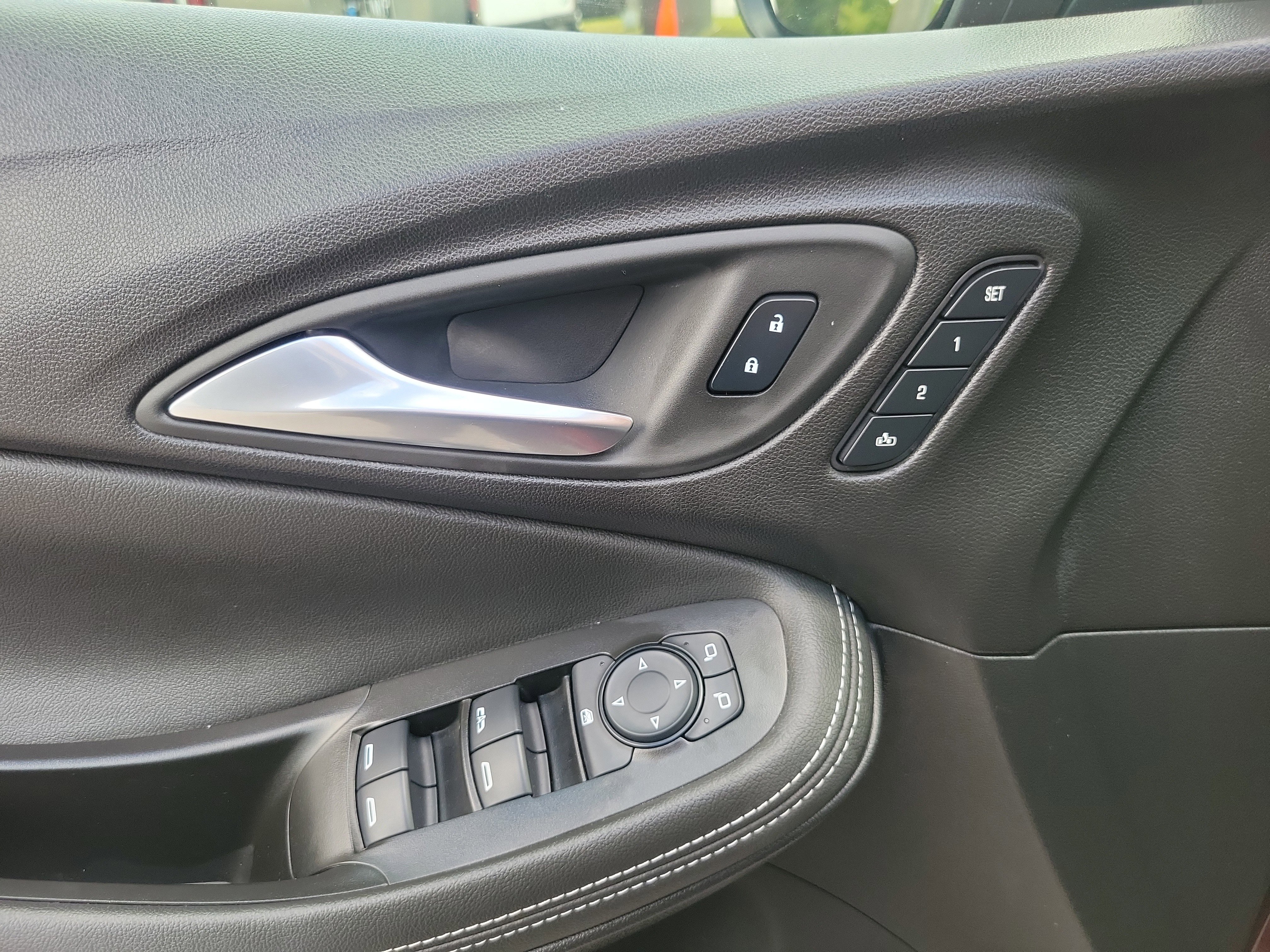 Used 2024 Buick Encore GX Avenir image 25