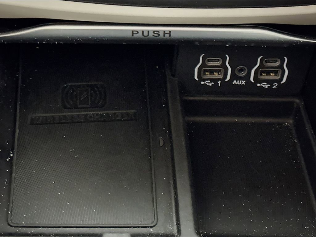 Used 2023 Chrysler Pacifica Limited image 35