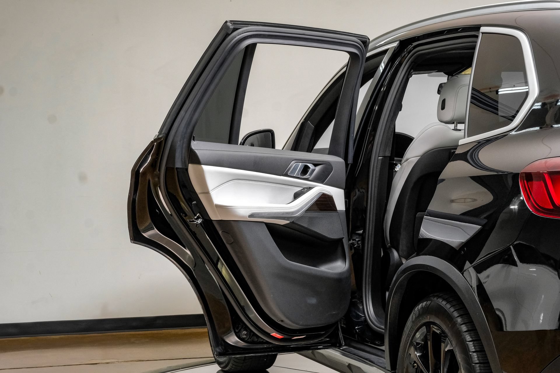 Used 2023 BMW X5 xDrive40i AWD/4WD image 49