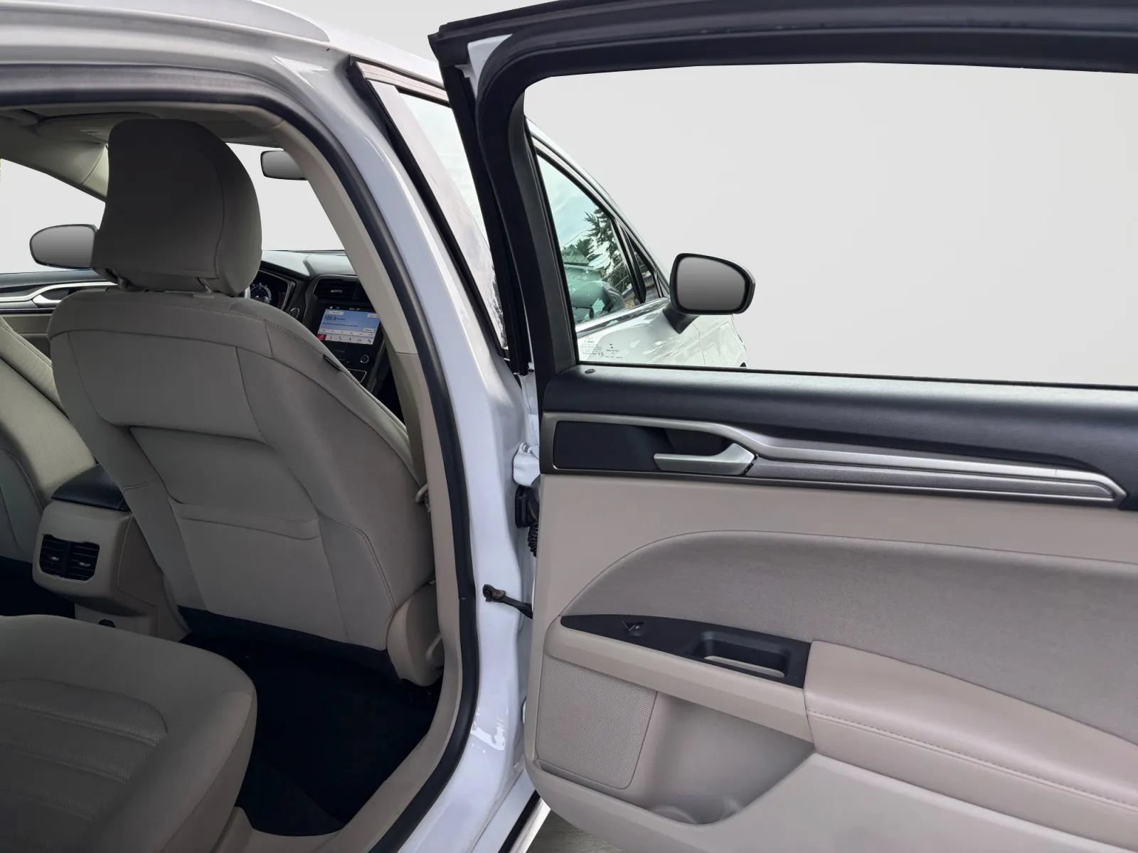 Used 2019 Ford Fusion SE FWD image 17