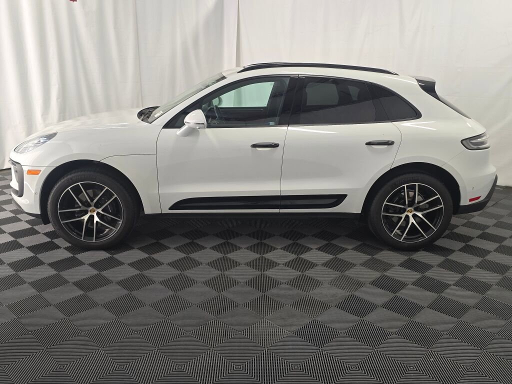 Certified 2023 Porsche Macan AWD/4WD image 2