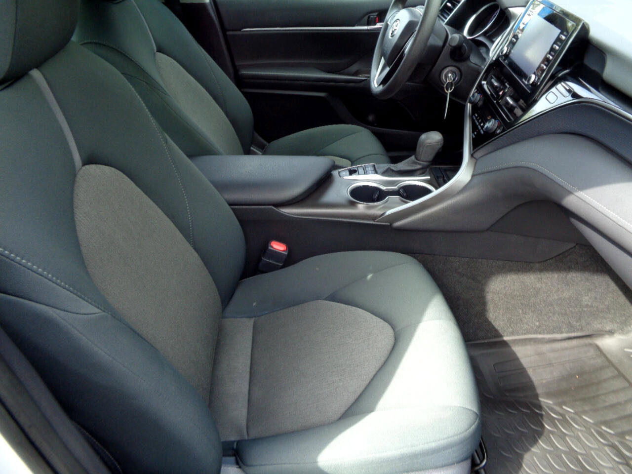 Used 2022 Toyota Camry LE image 23