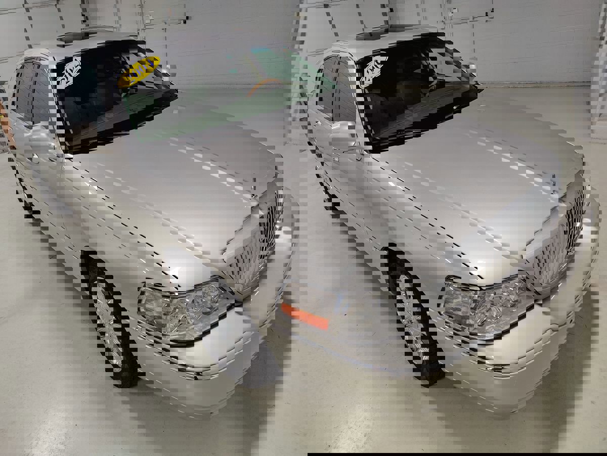 Used 2004 Lincoln Town Car Ultimate image 3