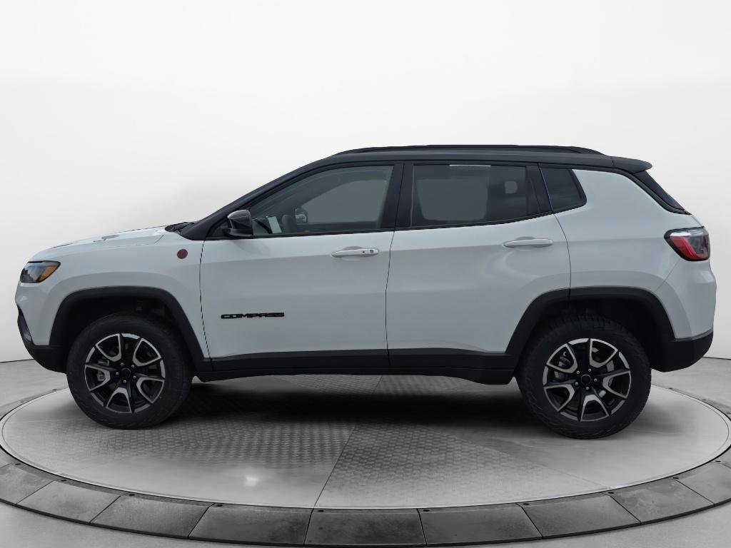 Used 2025 Jeep Compass Trailhawk AWD/4WD image 2