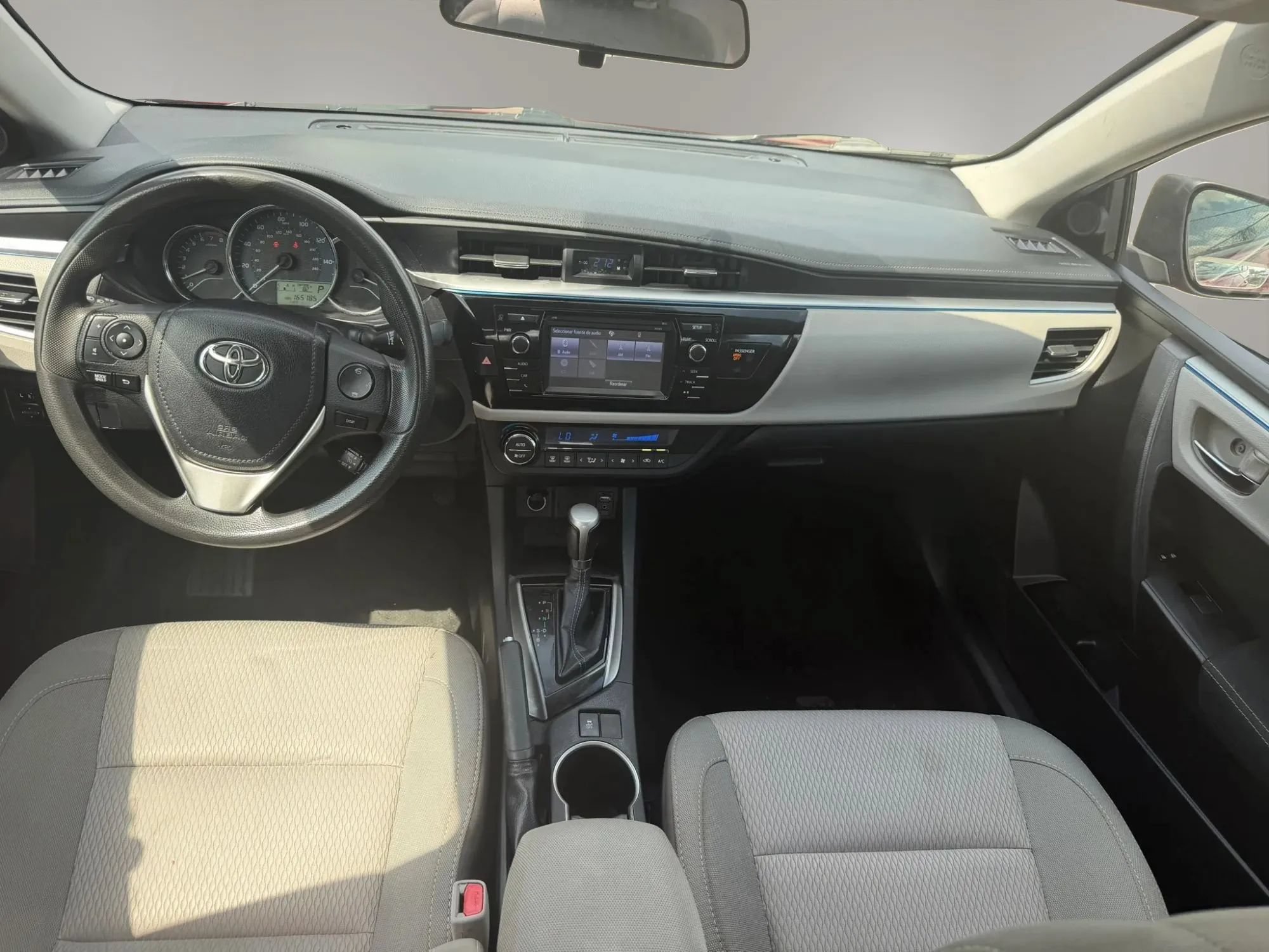 Used 2015 Toyota Corolla LE FWD image 30