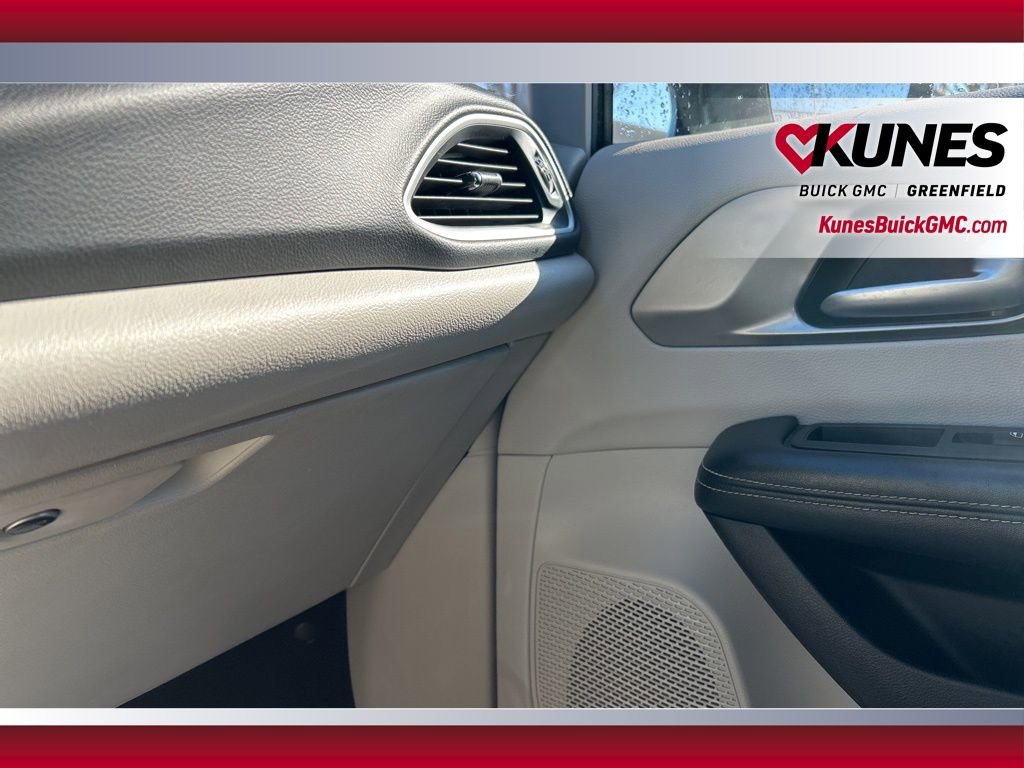 Used 2023 Chrysler Pacifica Touring-L image 29