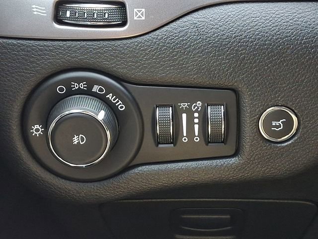 Used 2019 Jeep Cherokee Limited AWD/4WD image 24