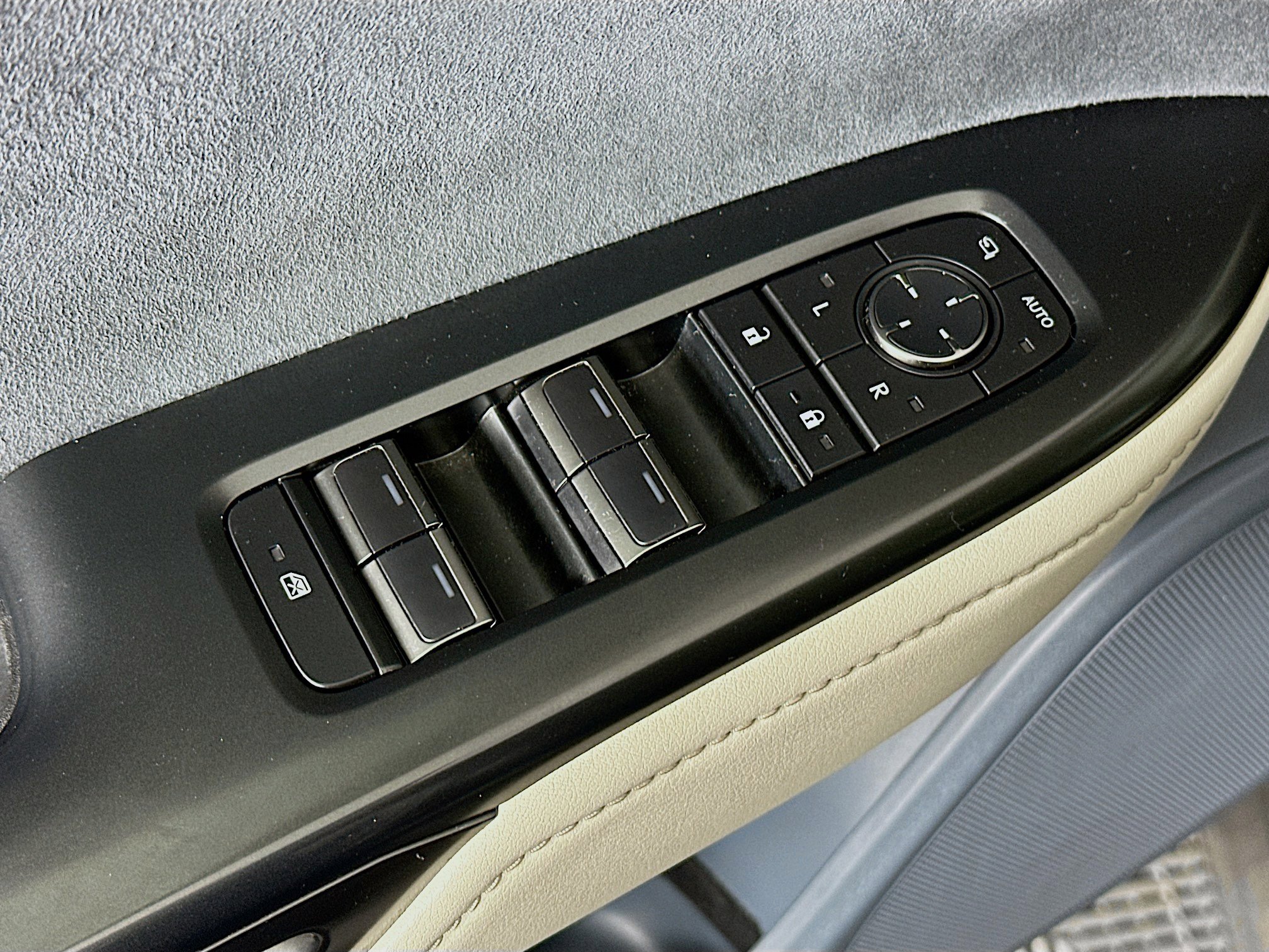 Used 2023 Lexus RZ 450e Premium w/ Accessory Package (Z1) image 15