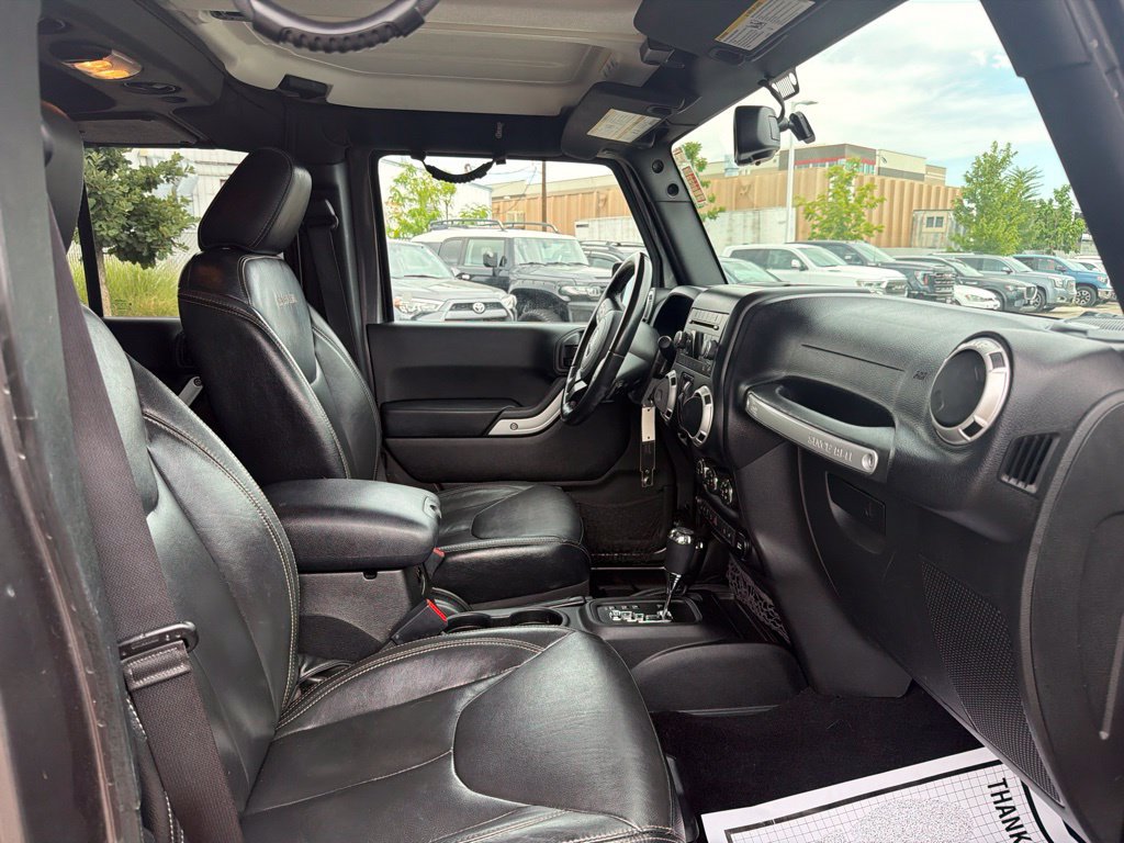 Used 2016 Jeep Wrangler Unlimited Sahara w/ Connectivity Group AWD/4WD image 10
