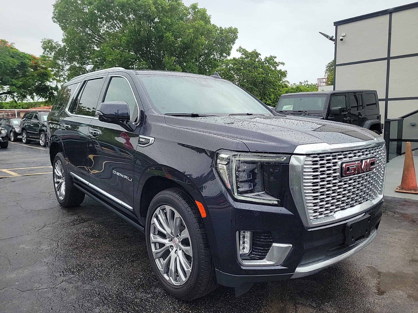Used 2023 GMC Yukon Denali RWD image 3