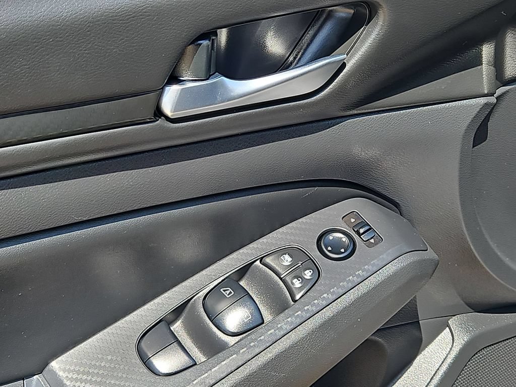 Used 2025 Nissan Altima 2.5 SV FWD image 13