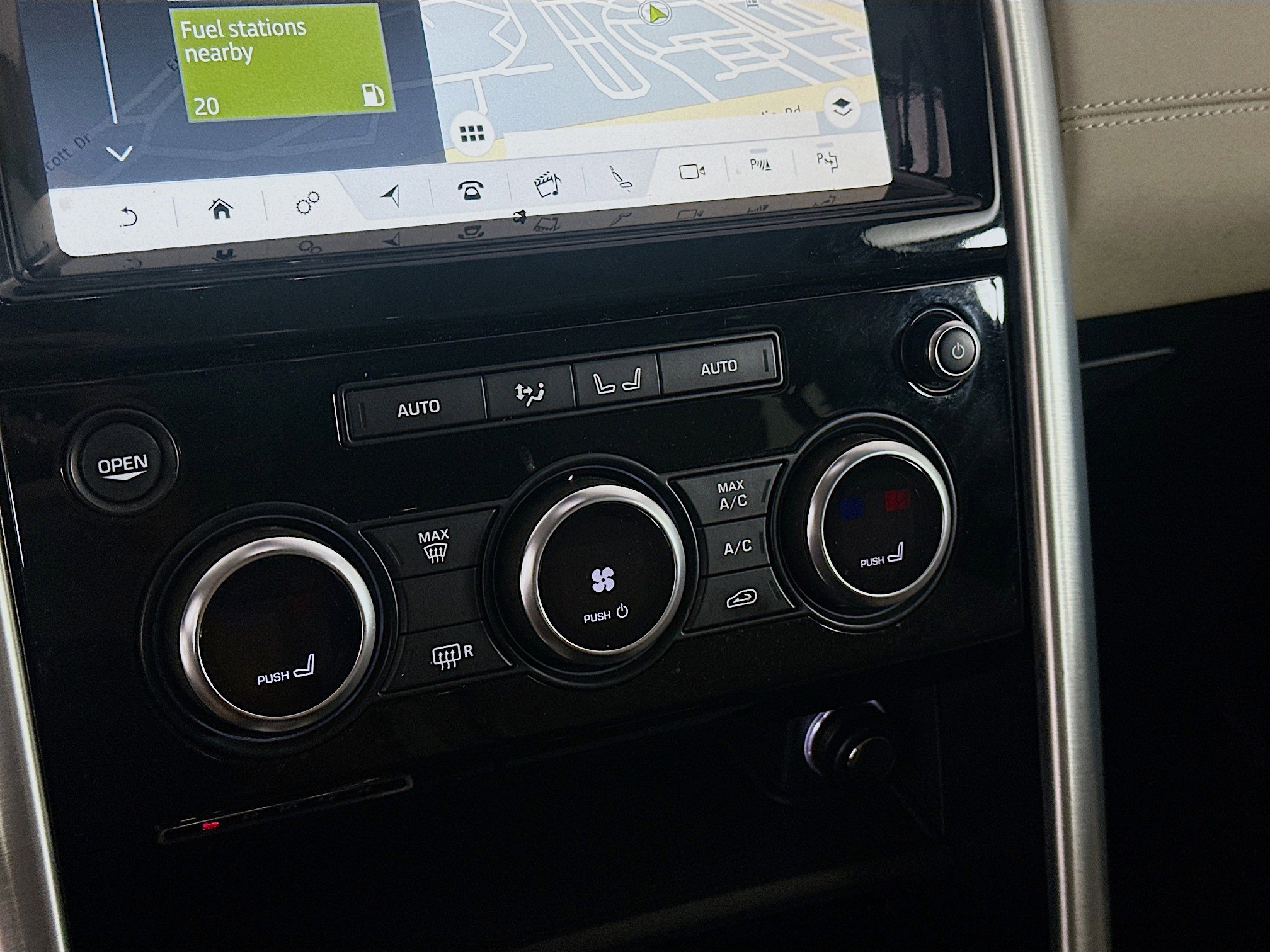 Used 2019 Land Rover Discovery HSE image 24