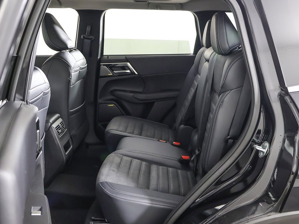 New 2025 Mitsubishi Outlander SE image 33