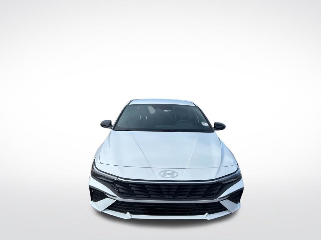 Used 2025 Hyundai Elantra SEL image 2