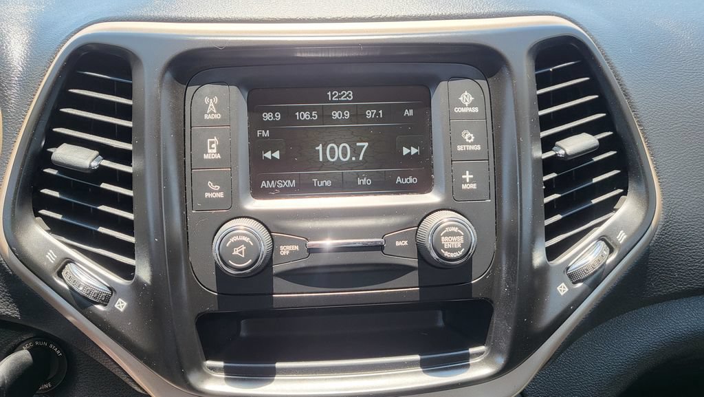 Used 2016 Jeep Cherokee Sport FWD image 31
