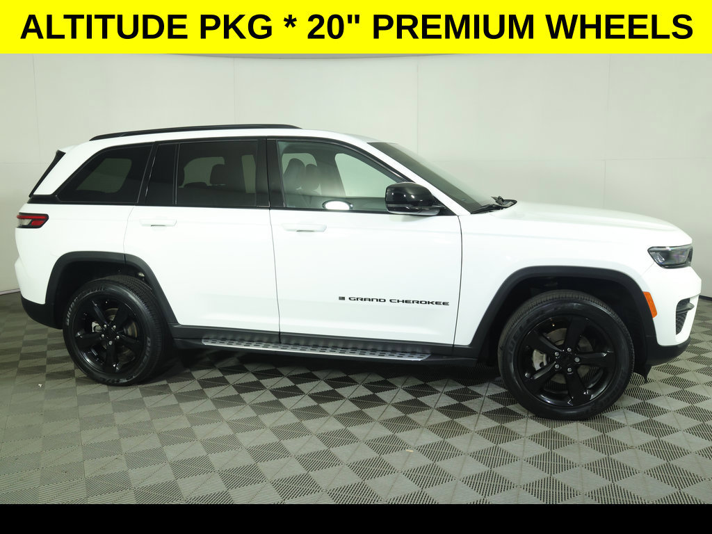 Used 2023 Jeep Grand Cherokee Altitude AWD/4WD image 5
